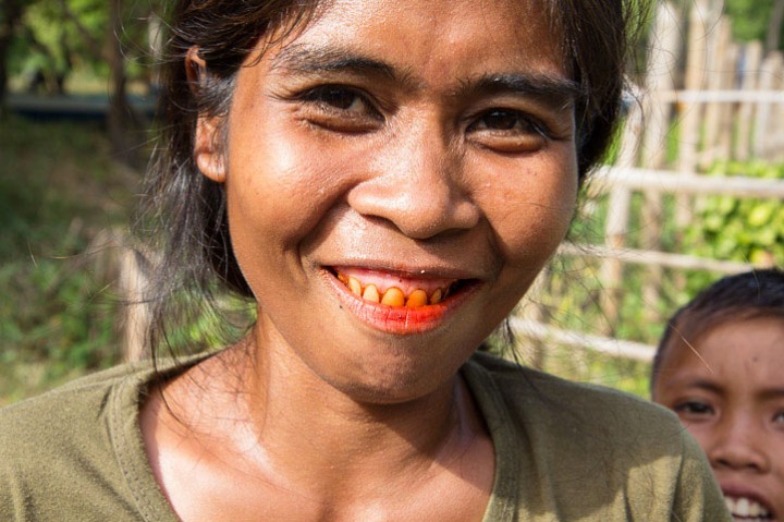 The red teeth caused by the betel © Camille Oger