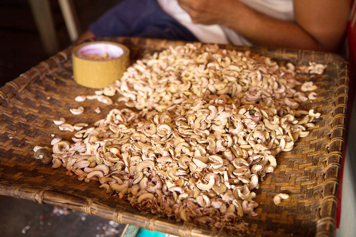 Second extraction of the cashews © Camille Oger Second extraction of the cashews © Camille Oger