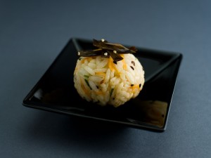 Temari sushi carotte, sésame et kombu