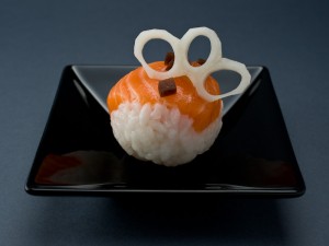 Temari sushi renkon et saumon cru