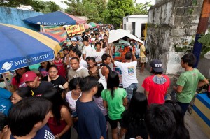 La foule se presse au cimetière de Pasig © Quentin Gaudillière