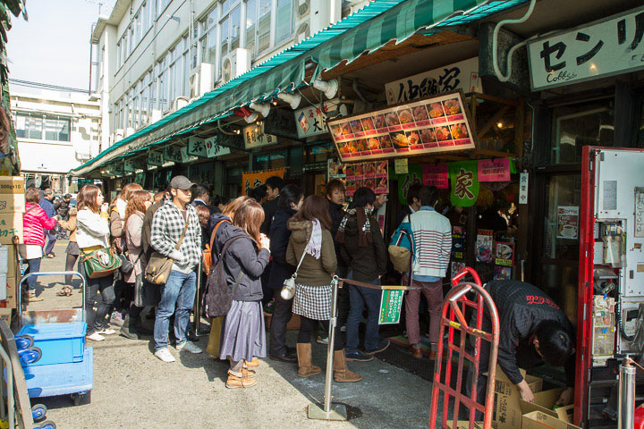 File d’attente devant un restaurant de sushi à Tsukiji © Camille Oger