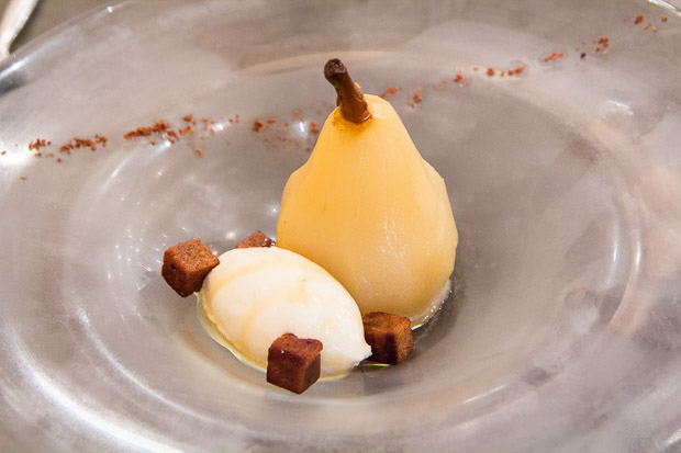 Poire pochée au miel, pain d'épices et glace à la bière © Camille Oger Poire pochée au miel, pain d'épices et glace à la bière © Camille Oger