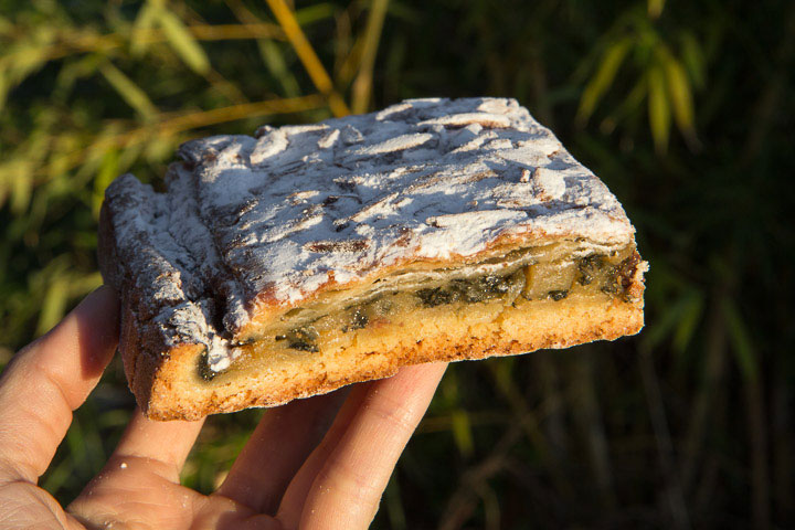 Blettes, pignons, parmesan, huile d'olive, poires, raisins secs et pastis dans la tourte © Camille Oger Blettes, pignons, parmesan, huile d'olive, poires, raisins secs et pastis dans la tourte © Camille Oger