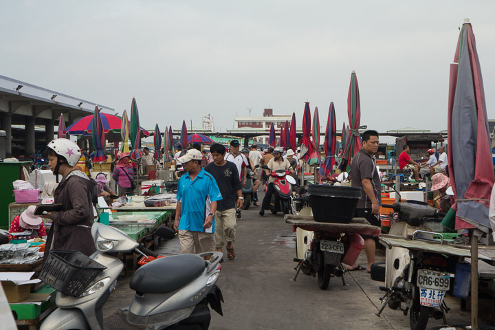Le marché aux poissons de Penghu et ses clients à scooter © Camille Oger Le marché aux poissons de Penghu et ses clients à scooter © Camille Oger