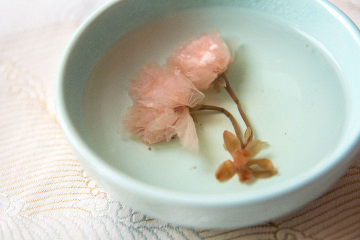 Sakurayu, infusion de fleurs de cerisiers séchées © Camille Oger