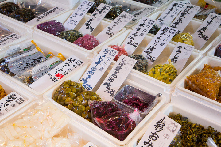 Etal de tsukemono variés à Tsukiji © Camille Oger