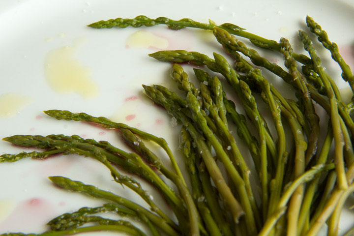 Asperges sauvages vapeur à la vinaigrette © Camille Oger