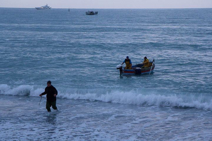 Le pescadou à terre saisit la première corde © Camille Oger Le pescadou à terre saisit la première corde © Camille Oger