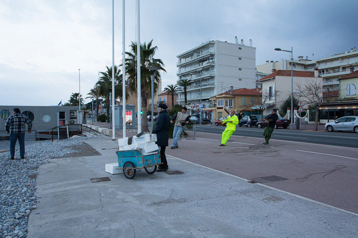 Vue d'ensemble : pêcheurs à l'ouvrage et route du bord de mer © Camille Oger