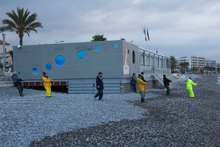 Sur la plage, un restaurant de merde complique l'opération © Camille Oger