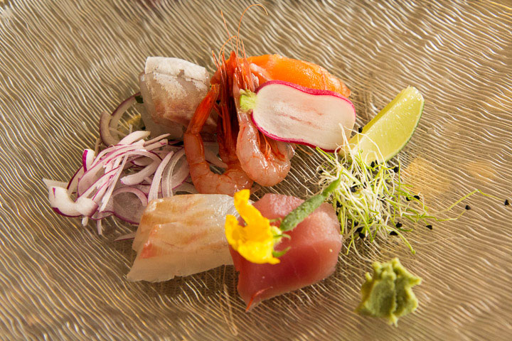 Sashimi de bar, dorade, saumon, thon et gamberi © Camille Oger