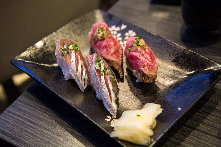 Sushi de sardine et de wagyu chez Izumi, Paris © Camille Oger