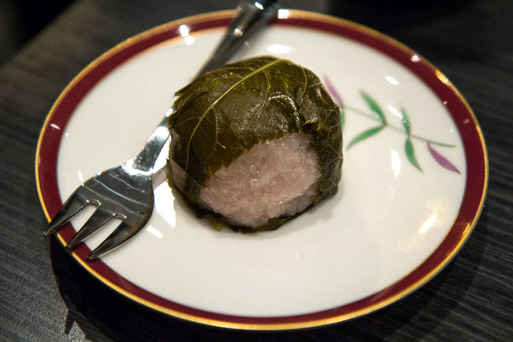 Mochi azuki et feuille de cerisier © Camille Oger