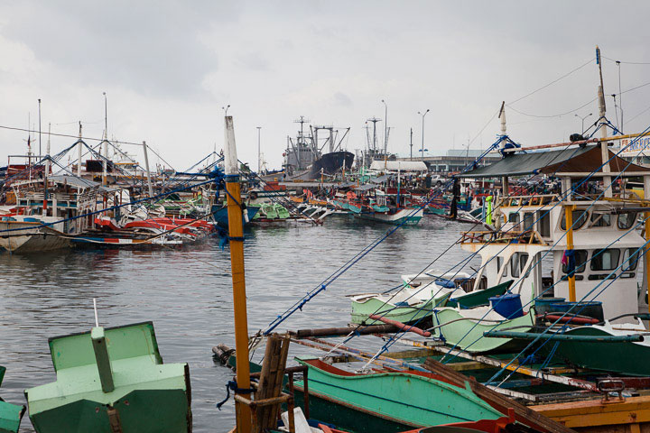 Port de General Santos, avec bangka et chalutier au fond © Quentin Gaudillière