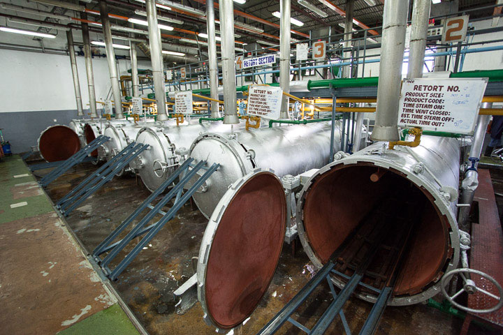 Auto-claves pour la stérilisation des conserves chez Ocean Canning © Quentin Gaudillière