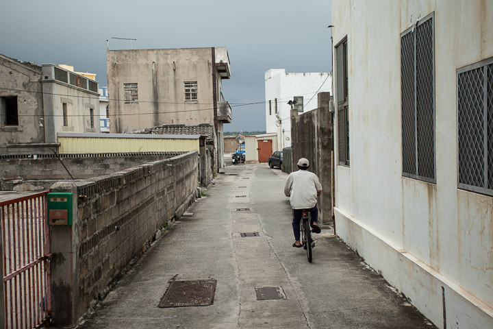 Ruelle traversant l'île - qui fait 20 mètres de large - avec jardin emmuré © Quentin Gaudillière