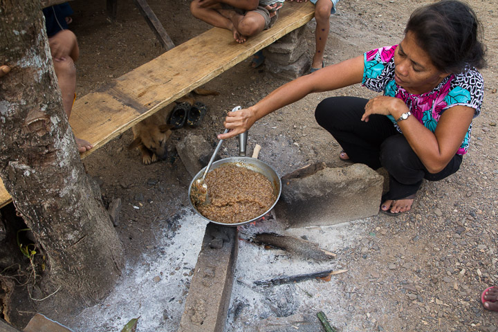 Jocelyn préparant le goûter, Banuang Daan, Philippines © Camille Oger