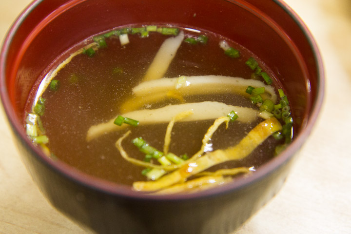 Soupe miso au kamaboko, à l'omelette et au gras © Camille Oger