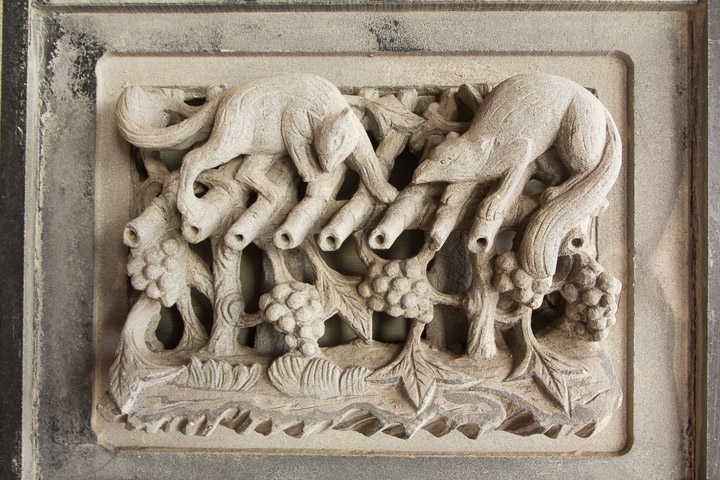 Bas-relief du temple de Shili, avec des raisins © Camille Oger Bas-relief du temple de Shili, avec des raisins © Camille Oger