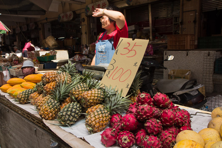 De gauche à droite, papayes, ananas, fruits du dragon et melons au marché de Makong © Camille Oger De gauche à droite, papayes, ananas, fruits du dragon et melons au marché de Makong © Camille Oger