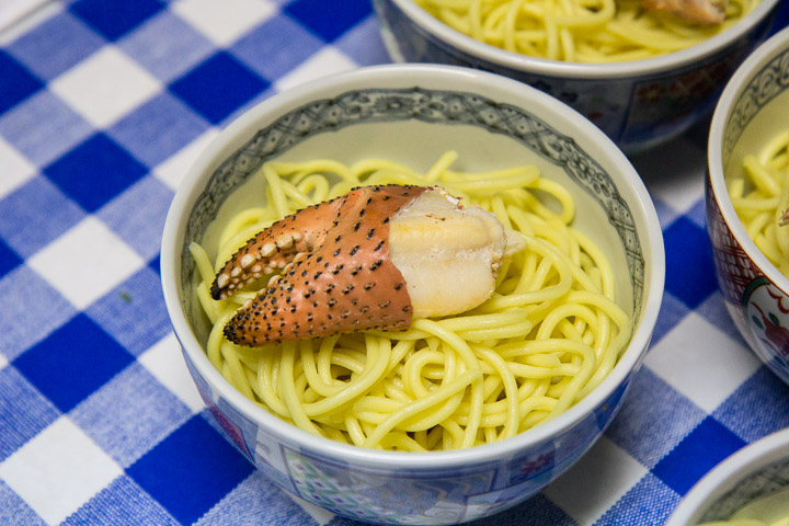 Pince de yashigani sur soba d'Okinawa © Camille Oger