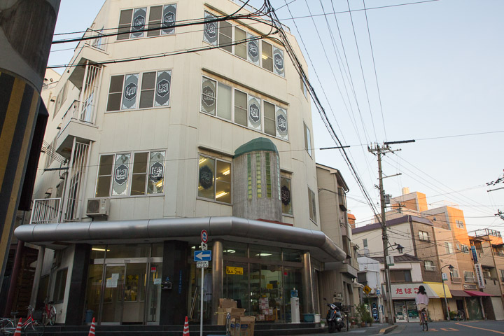 Grande mosquée d'Ōsaka avec magasin de produits halal © Camille Oger