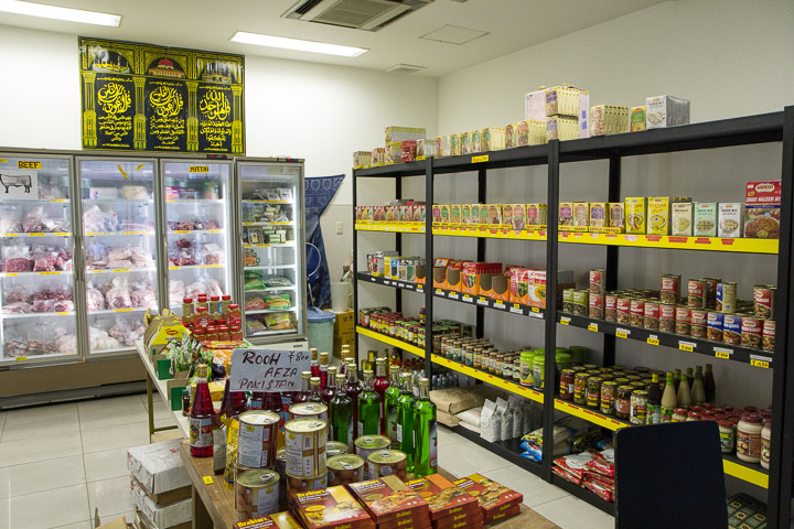 Produits halal dans la boutique attenante à la mosquée © Camille Oger