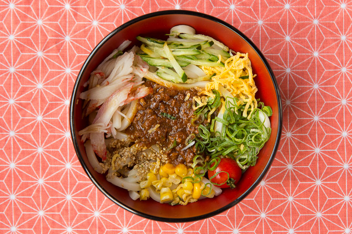 Udon au boeuf curry et crudités © Camille Oger Udon au boeuf curry et crudités © Camille Oger