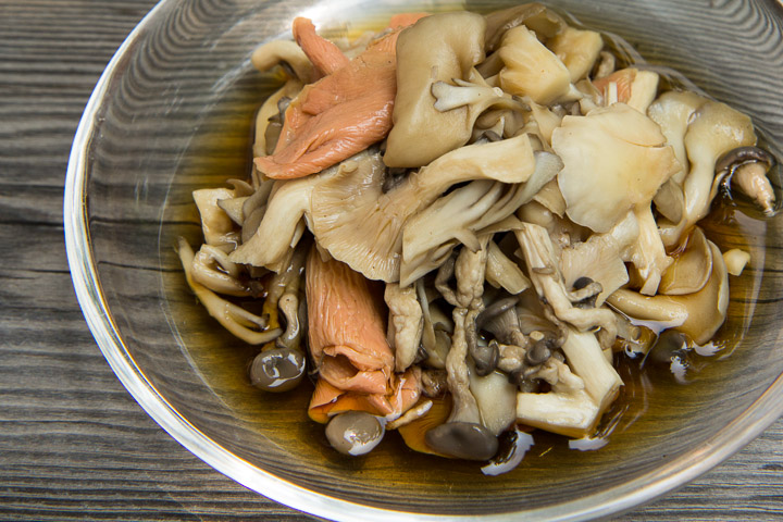 Ohitashi de pleurotes, champignons marinés à la japonaise © Camille Oger