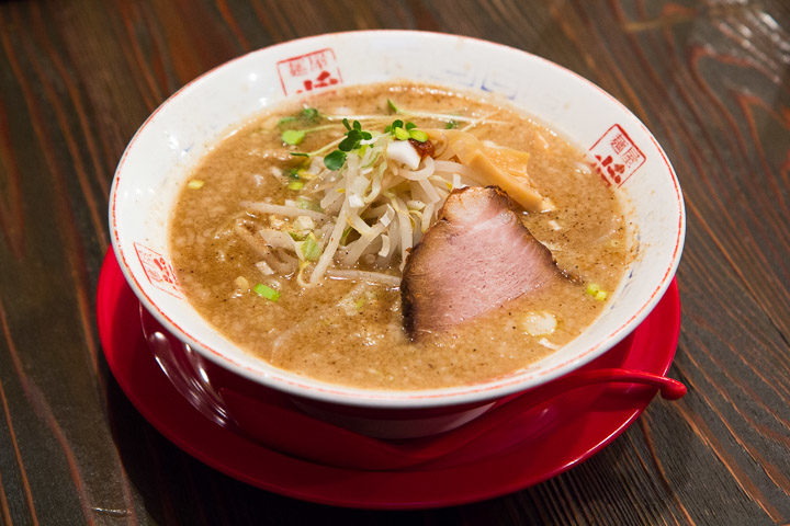 Soupe de nouilles ramen traditionnelle japonaise, à base de nouilles  marinées, de viande, de légumes et d'œufs