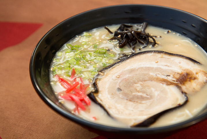 Ramen: bouillon japonais et nouilles soba, œuf mollet et porc grillé aux  épices - Recette par United Colours of Macarons