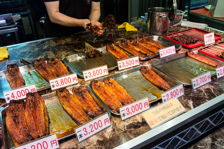 Anguilles en kabayaki au marché de Kanazawa © Camille Oger