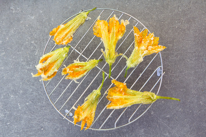 Pâte à tempura vegan qui laisse apparaître les fleurs © Camille Oger