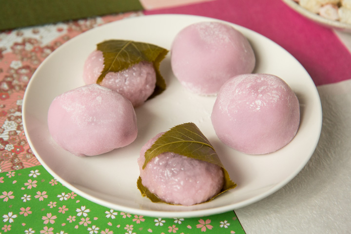 Sakuramochi de Kyoto, aux feuilles de cerisier, et ichigo daifuku, fourré à la fraise © Camille Oger