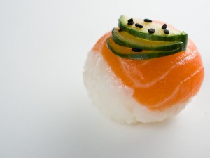 Temari sushi au saumon et concombre 