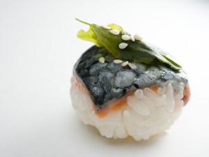 Temari sushi peau de saumon crue