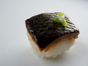 Temari sushi à la peau de saumon grillée