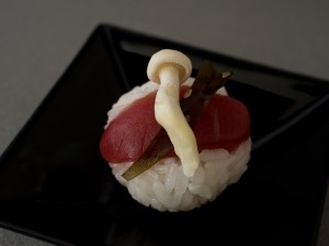 Temari sushi au thon, champignon et kombu