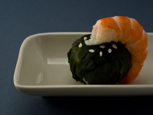 Temari sushi au wakame et crevette