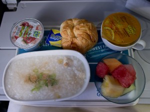 Petit déjeuner asiatique sur un vol Bahreïn-Manille © Quentin Gaudillière