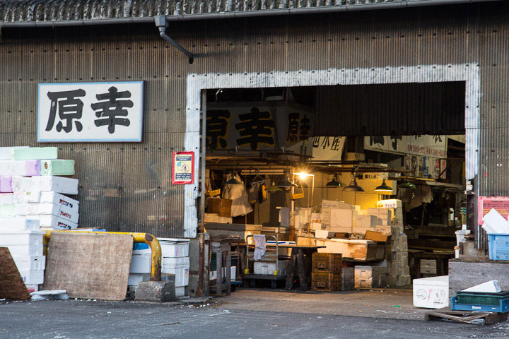 Halle de Tsukiji vue de l'extérieur, un jour férié © Camille Oger