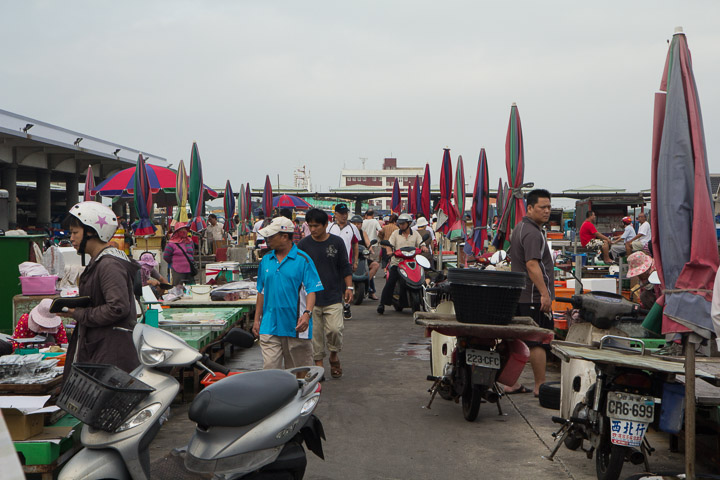 Le marché aux poissons de Penghu et ses clients à scooter © Camille Oger