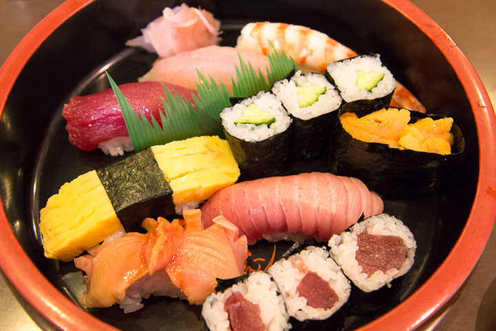 Plateau de sushi avec uni gunkan maki © Camille Oger