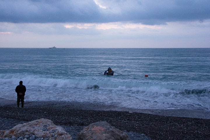 Sur la plage, les pêcheurs attendent le signal du pointu © Camille Oger