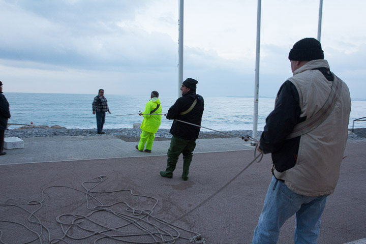 Les pêcheurs commencent à tirer la corde © Camille Oger