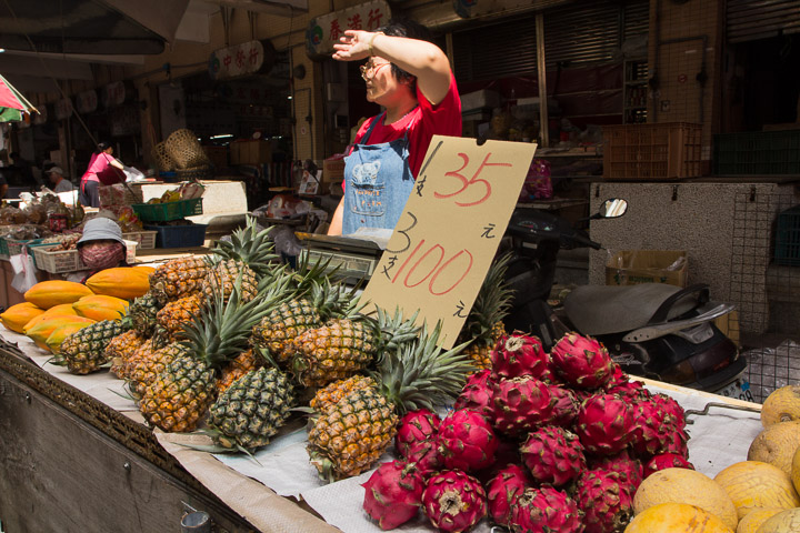 De gauche à droite, papayes, ananas, fruits du dragon et melons au marché de Makong © Camille Oger