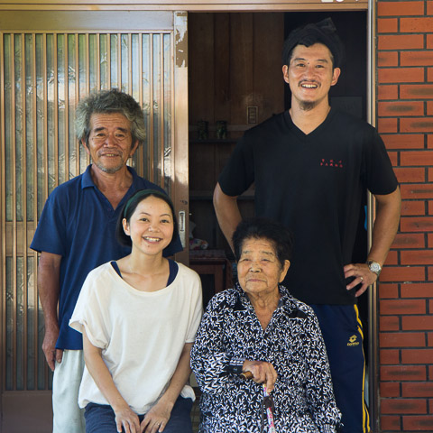 La famille Miyaki : Masahiro, Hajimete, Haruma et la maman de Masahiro © Camille Oger
