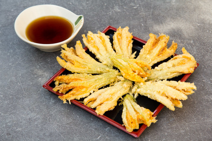 Tempura de fleurs de courgette © Camille Oger