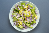 Salade de fleurs de glycine © Camille Oger
